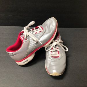 Ladies Reebok easy tone sneakers. Silver/berry color. Size 10